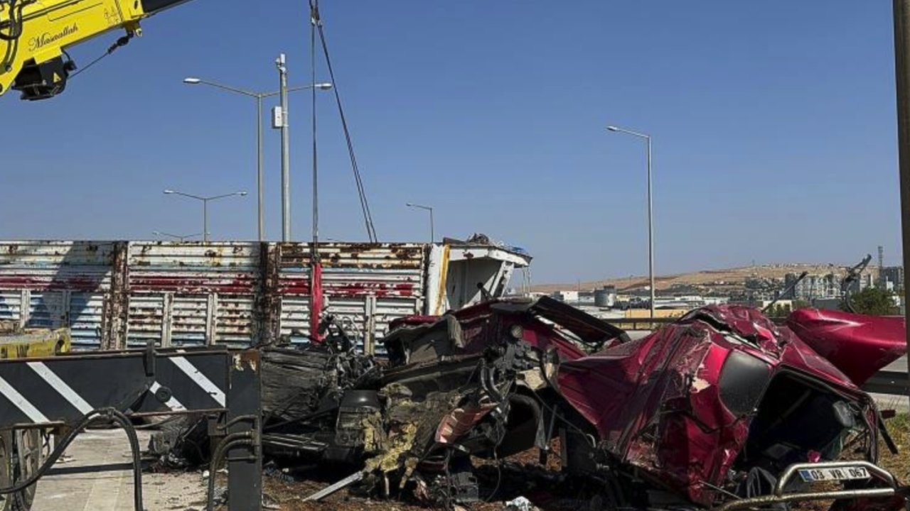 Gaziantep'te kontrolden çıkan tır, kireç yüklü tıra çarptı: 1 yaralı