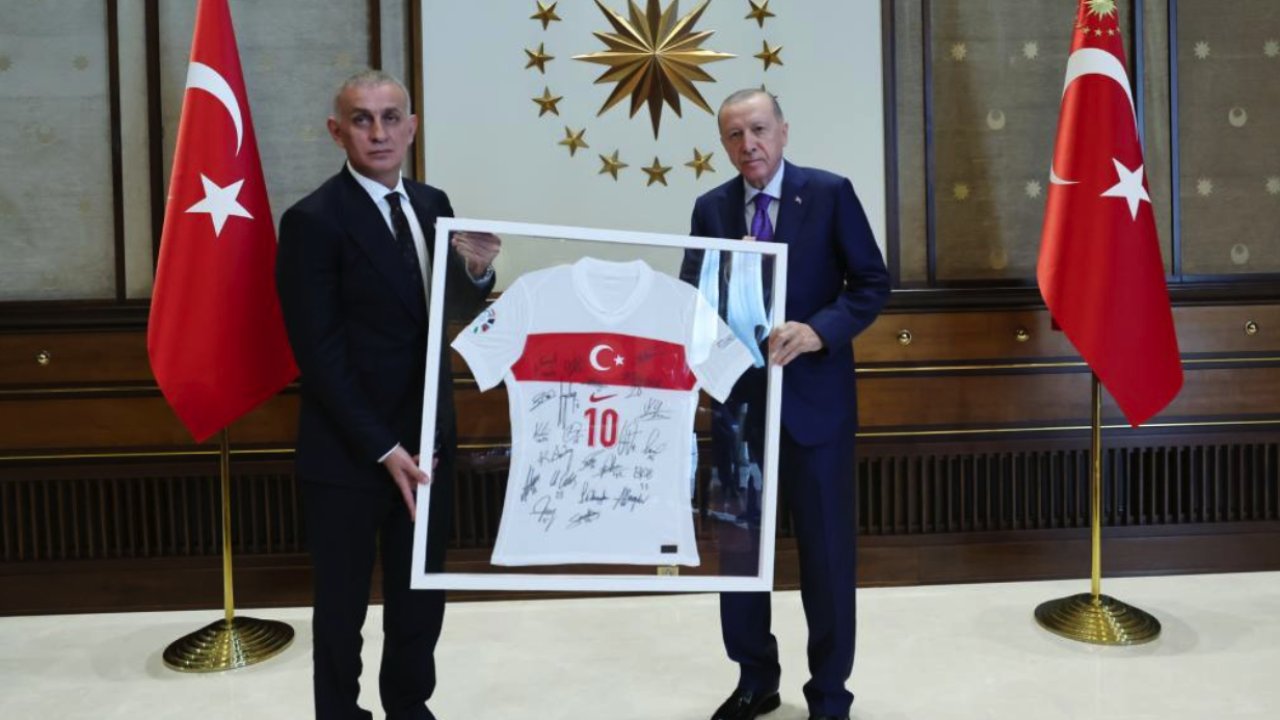 Cumhurbaşkanı Erdoğan, TFF Başkanı Hacıosmanoğlu ile beraberindekileri kabul etti