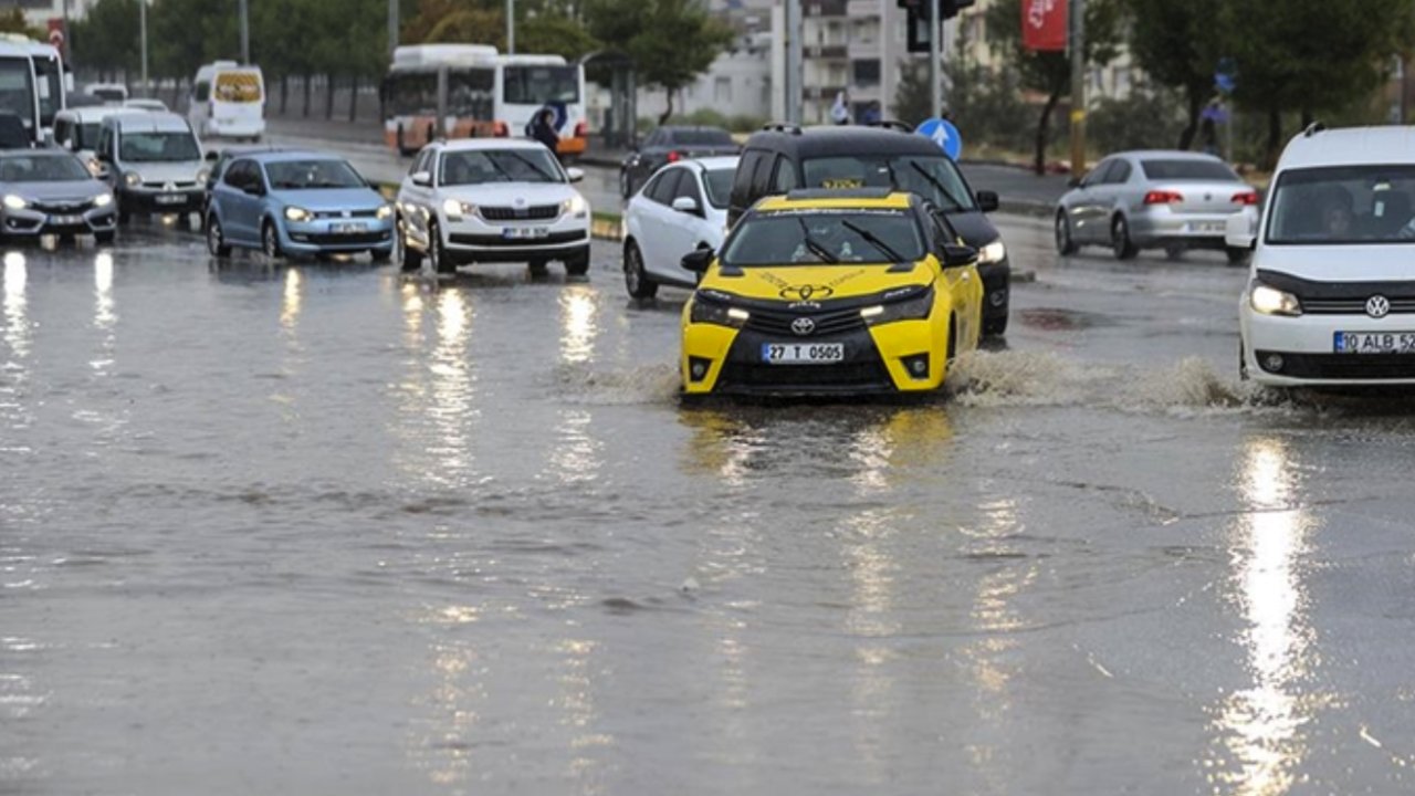 Gaziantep'te gök gürültülü sağanak yağış etkili oluyor...