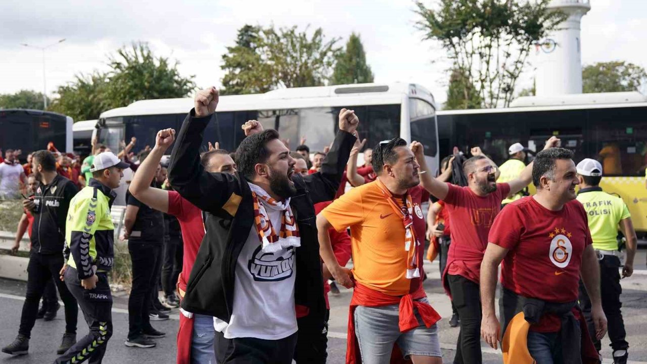 Fenerbahçe derbisi İçin Galatasaray taraftarı Ülker Stadyumu'na geldi.