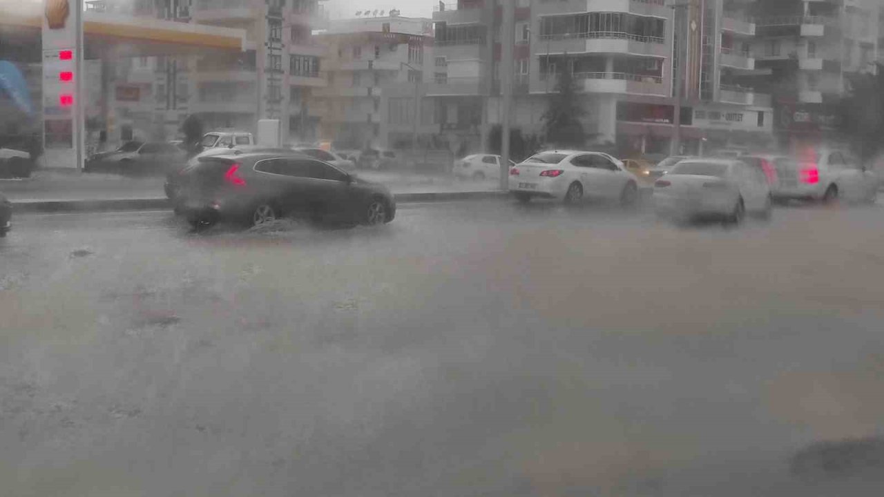 Şanlıurfa sağanak yağışa teslim oldu! Siverekte Yıldırımın isabet ettiği çoban ağır yaralandı