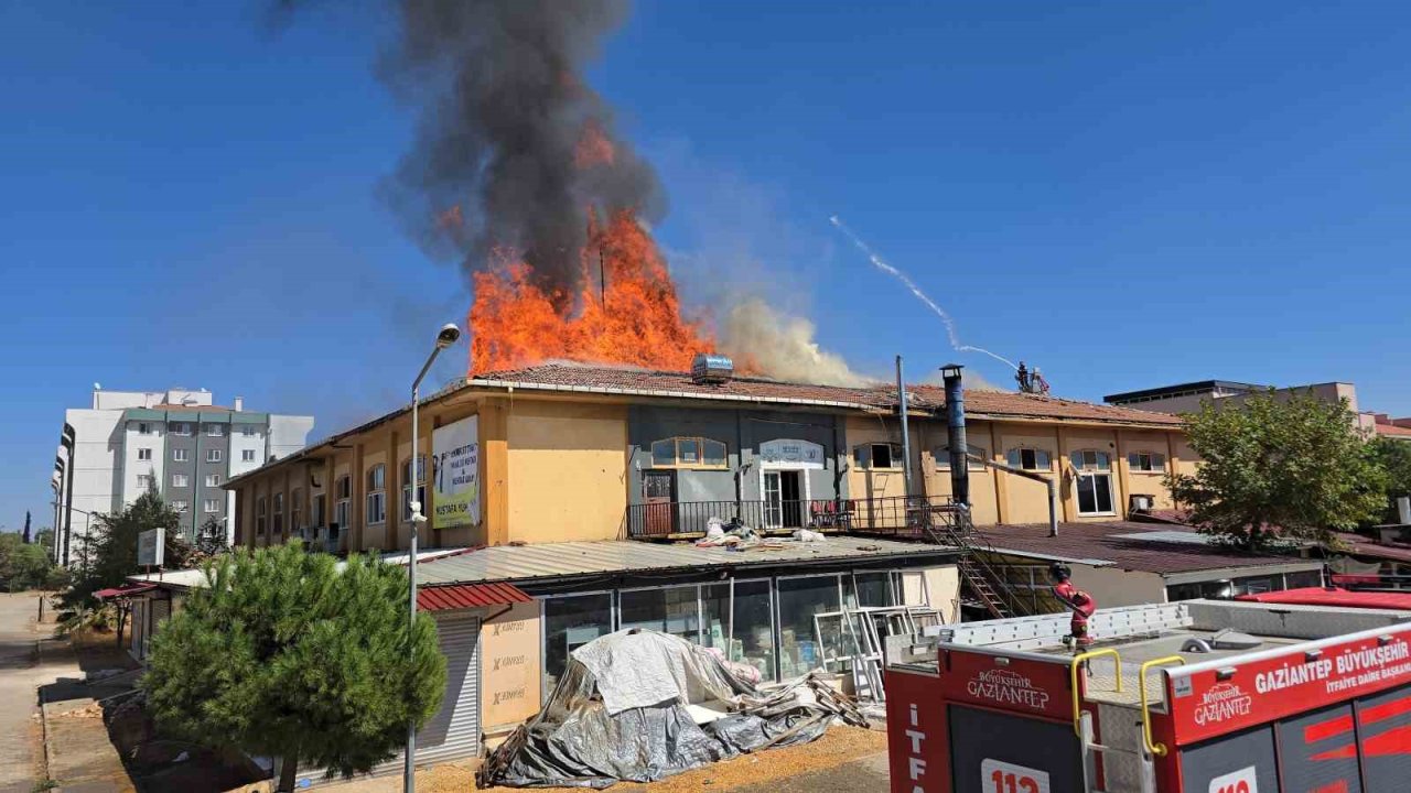 Gaziantep'te iş merkezinin çatısı alev alev yandı