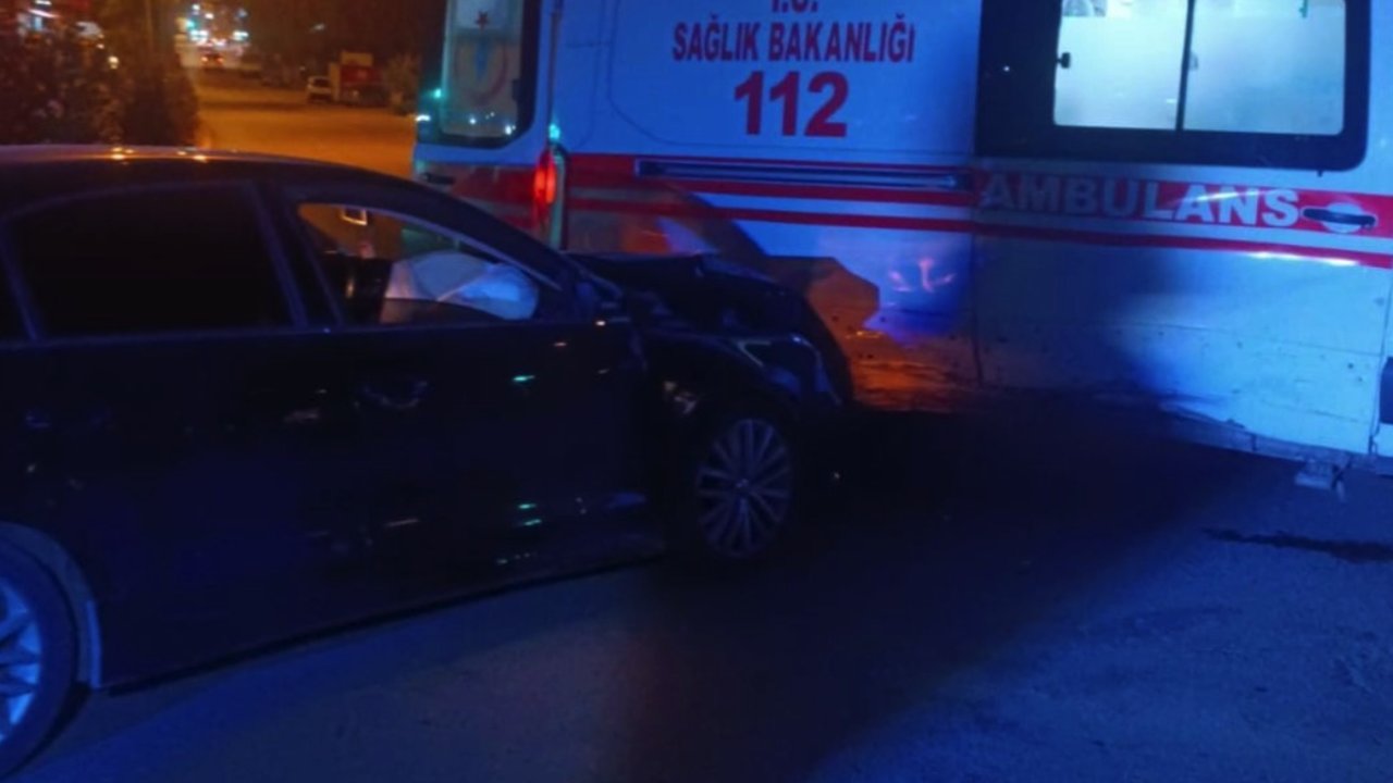 Gaziantep'te ambulansla otomobil çarpıştı! YARALILAR VAR