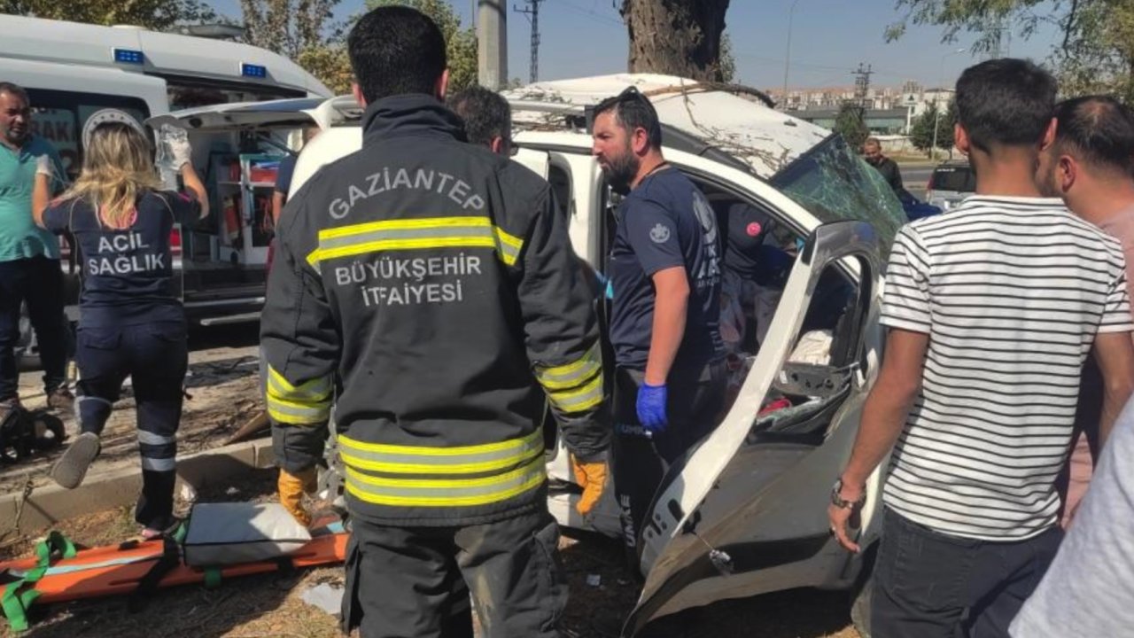 Gaziantep’te kontrolden çıkan araç ağaca çarparak durabildi: 2 yaralı