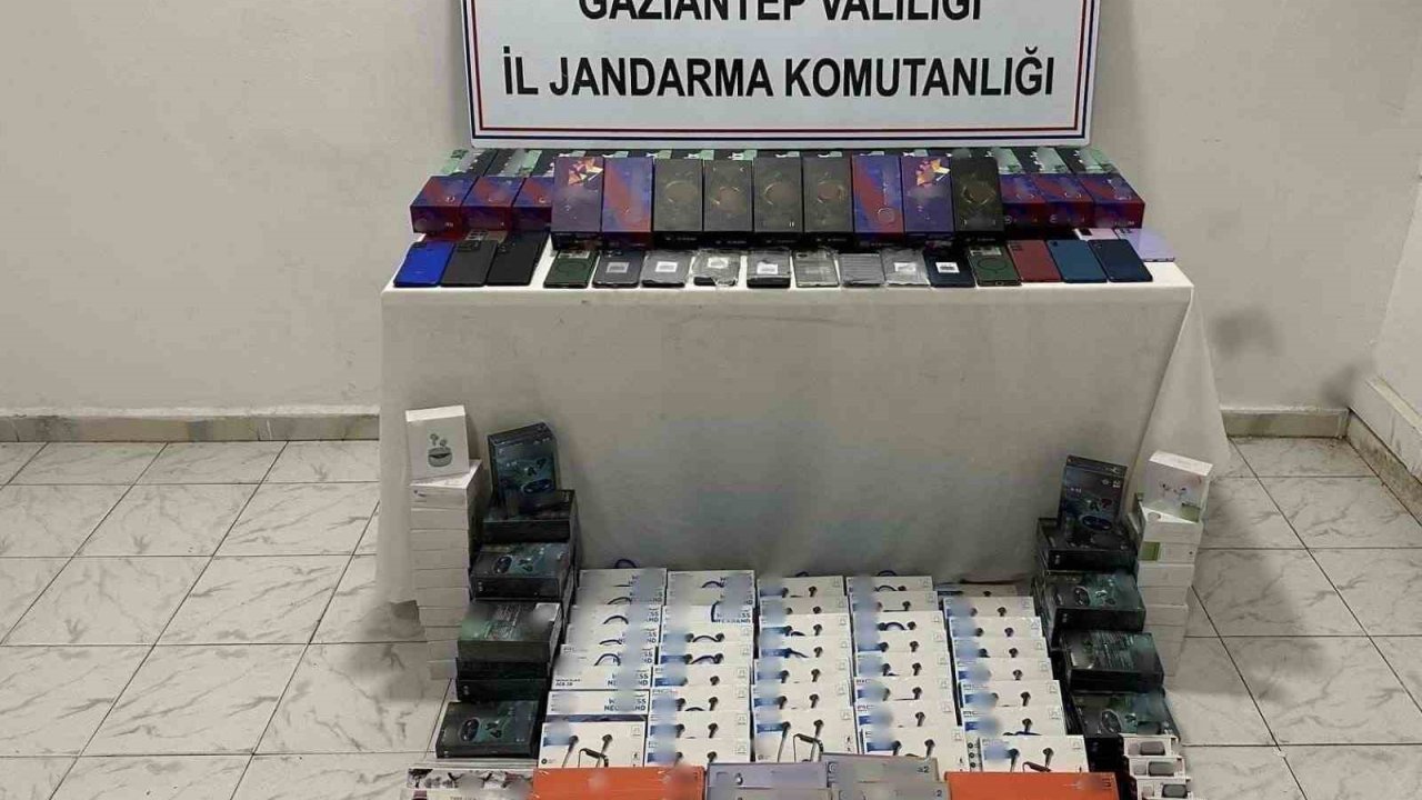 Gaziantep’te 1 milyon TL değerinde telefon ve aksesuar ele geçirildi