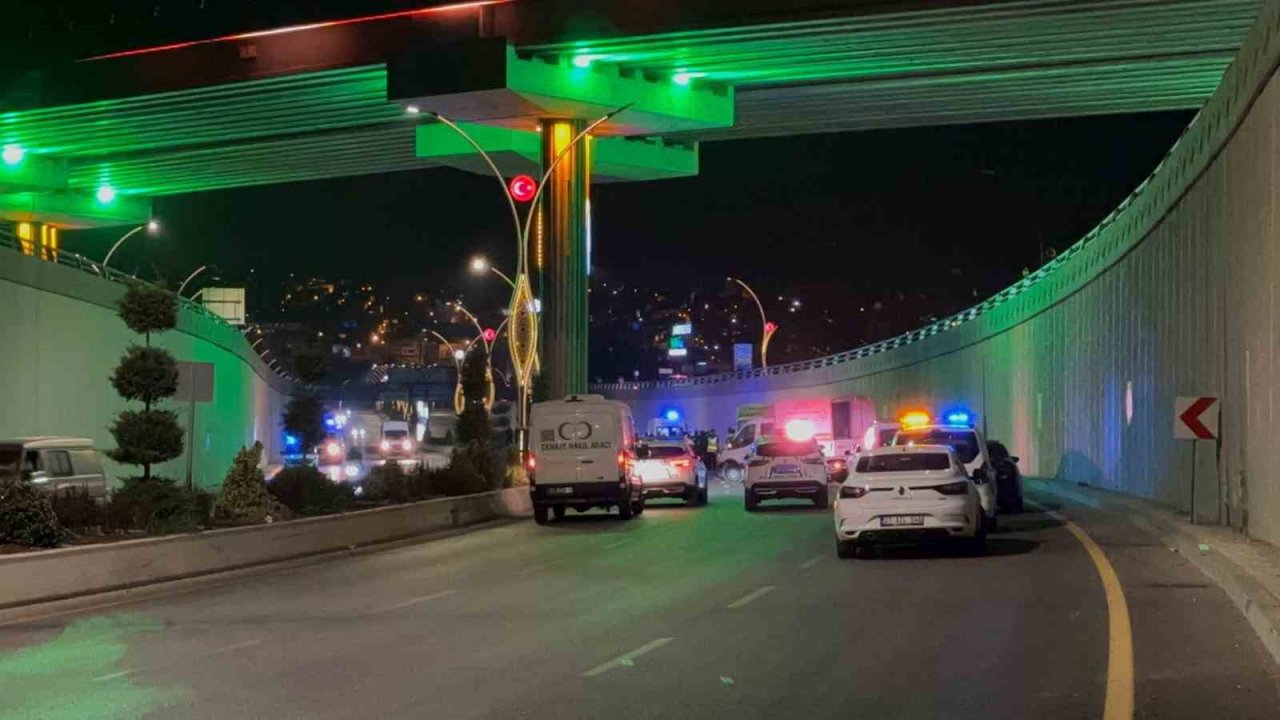 Gaziantep'te Feci Kaza! Otomobil orta refüje çarptı: 1 ölü, 4 yaralı