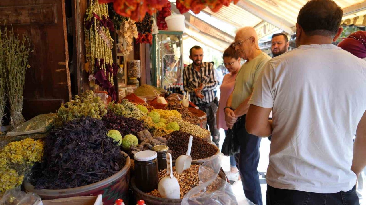 Gaziantep'te değişen mevsimle birlikte aktarlara ilgi arttı