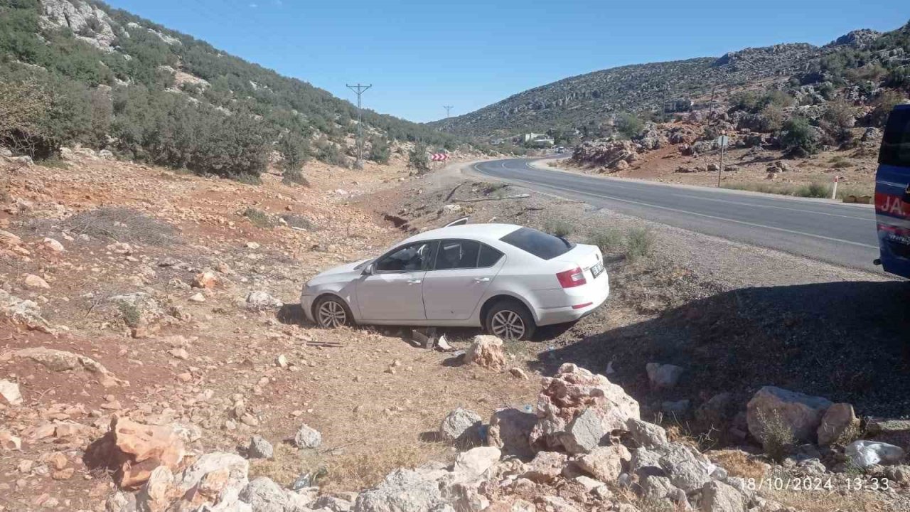 Gaziantep'te sürücünün direksiyon hakimiyetini kaybettiği araç yoldan çıktı