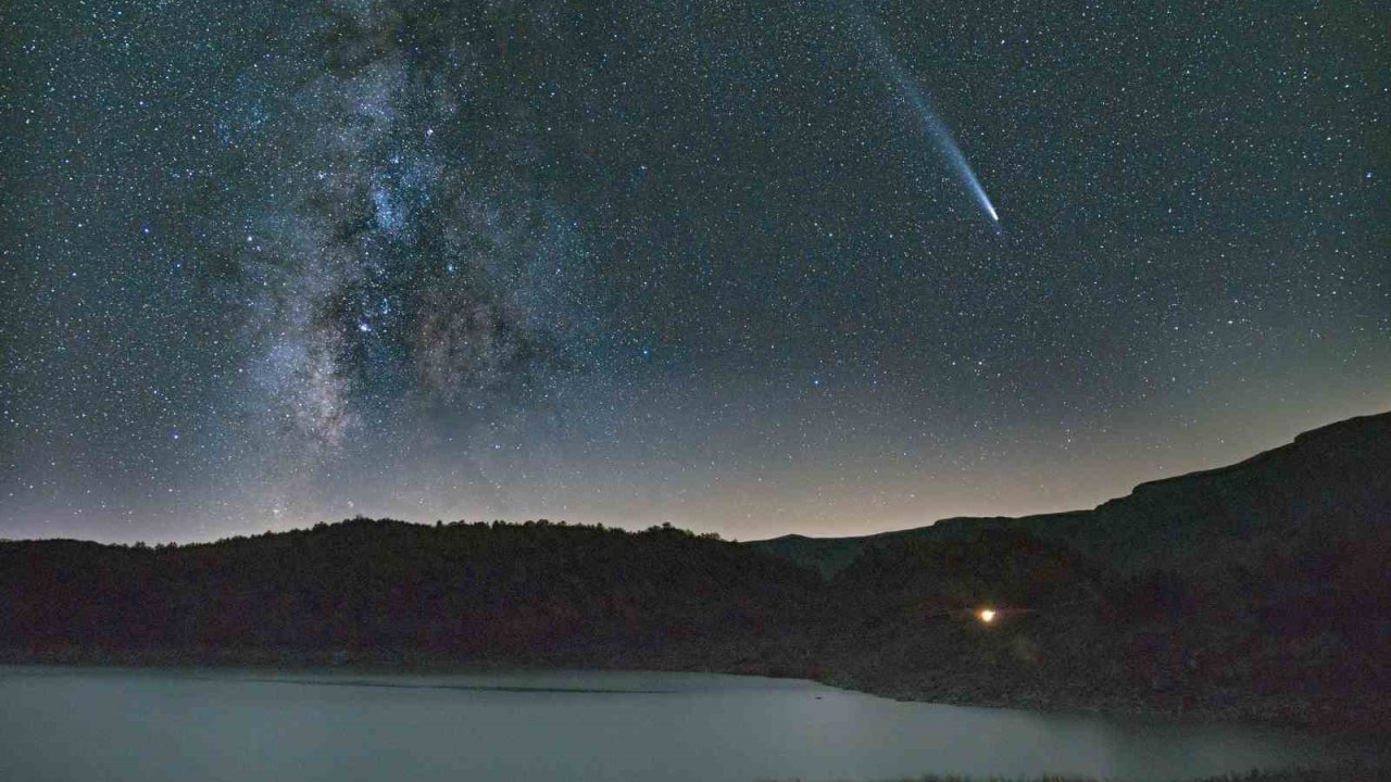 Nemrut Krater Gölü’nde Atlas kuyruklu yıldızı görüntülendi