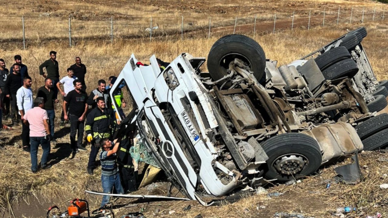 Gaziantep'te devrilen tırın sürücüsü öldü