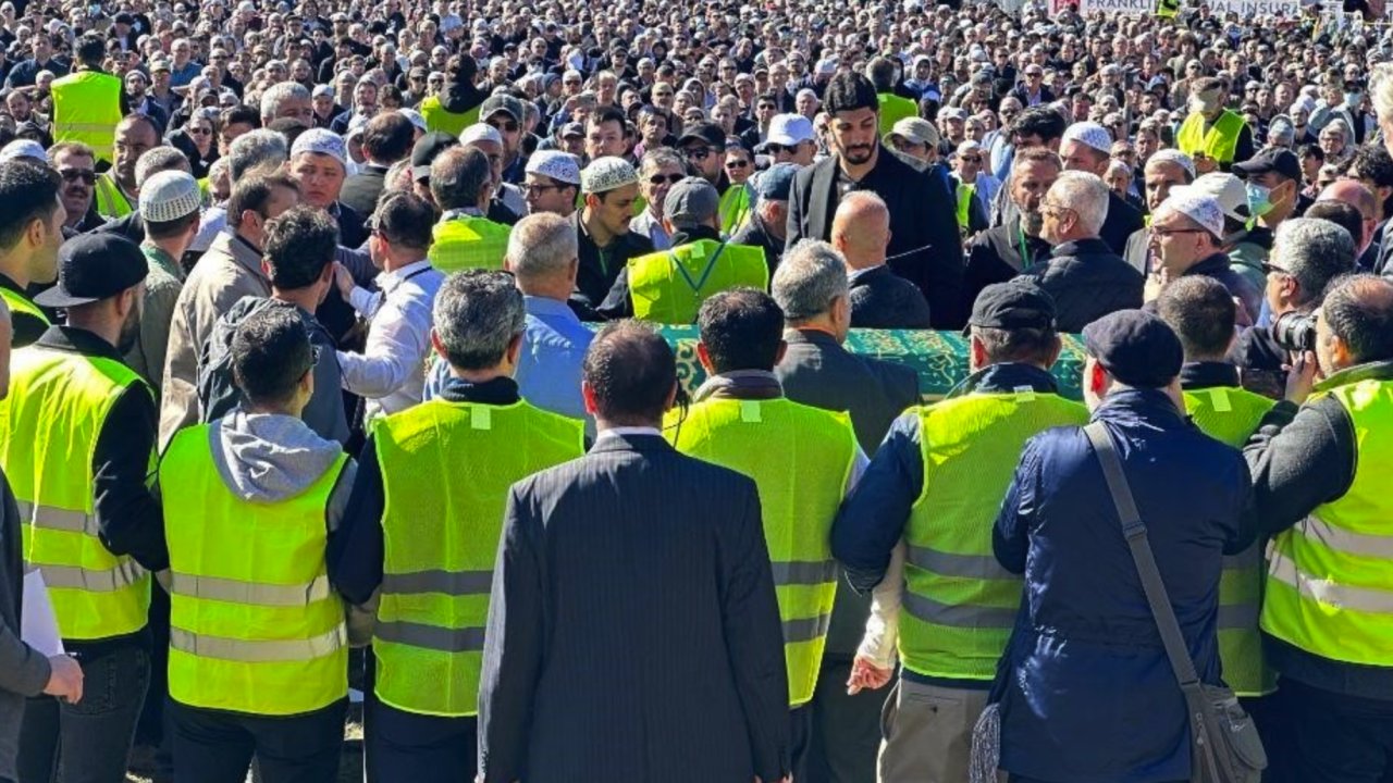 FETÖ elebaşı Gülen’e stadyumda cenaze töreni düzenlendi...