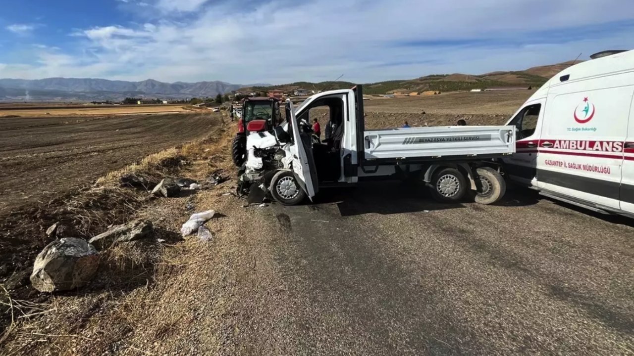 Gaziantep'te Feci Kaza! Traktörle Kamyonet Çarpıştı! 3 Yaralı