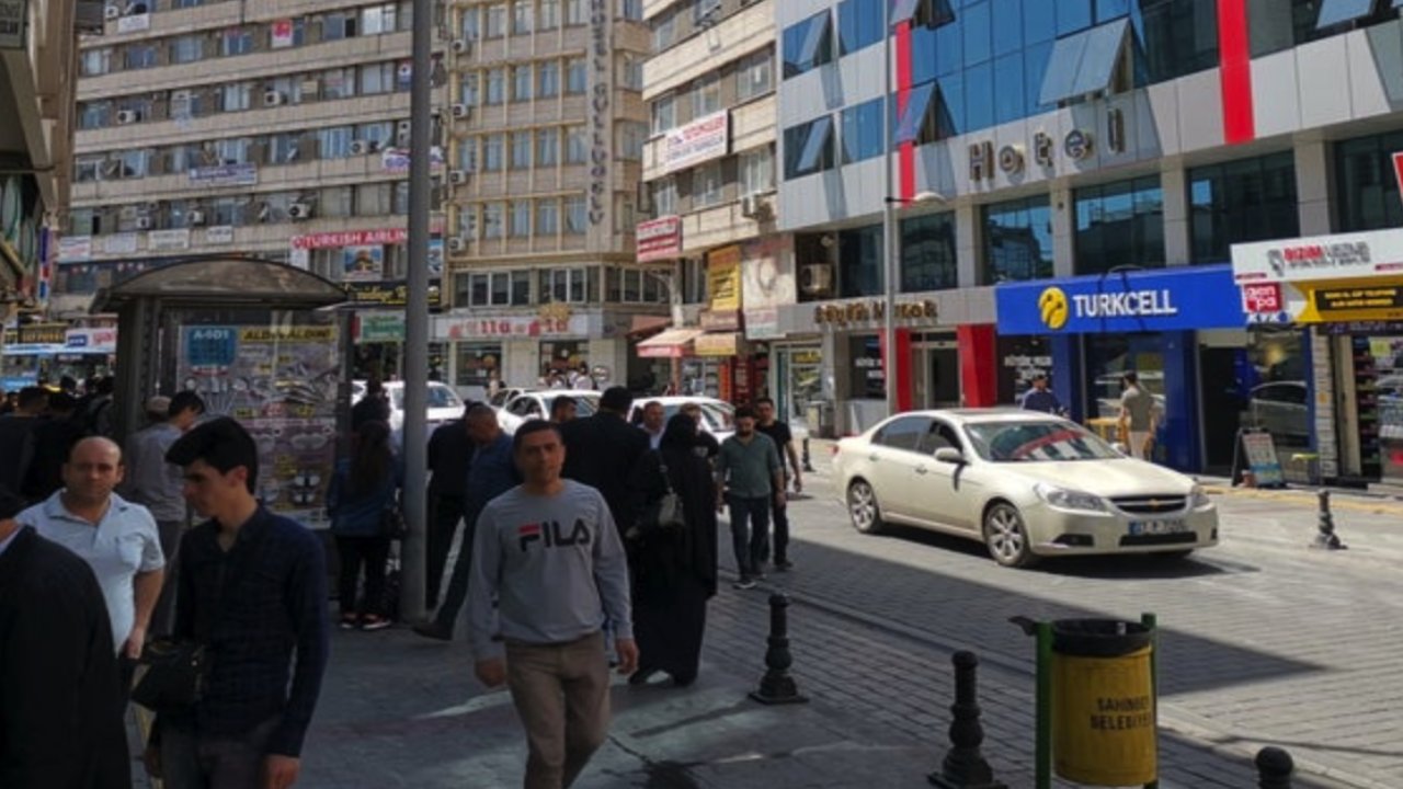 GAZİANTEP'TE TRAFİĞE ÇIKACAKLAR DİKKAT! Karagöz, Suburcu ve Eski Saray Caddeleri Trafiğe Kapatıldı