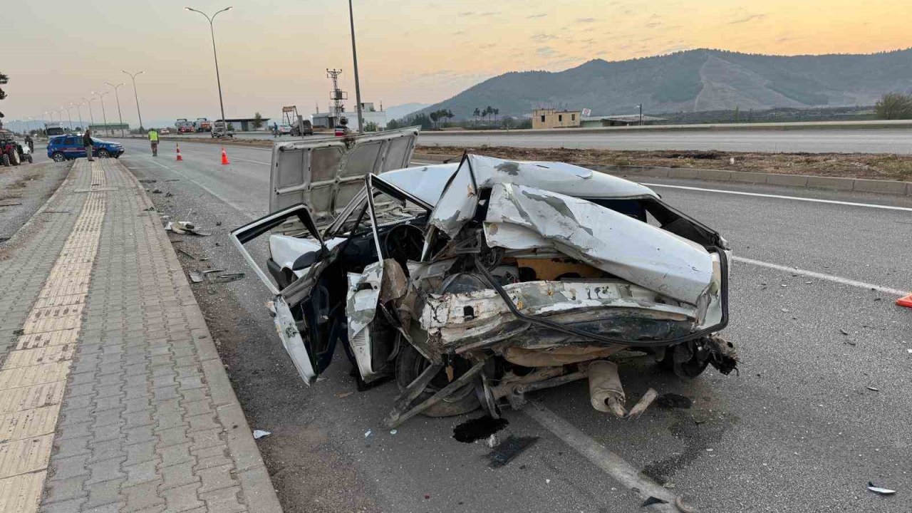 Hatay-Gaziantep yolu'nda FECİ KAZA! Hurdaya dönen Fiat Tofaş 16 yaşındaki çocuğa mezar oldu