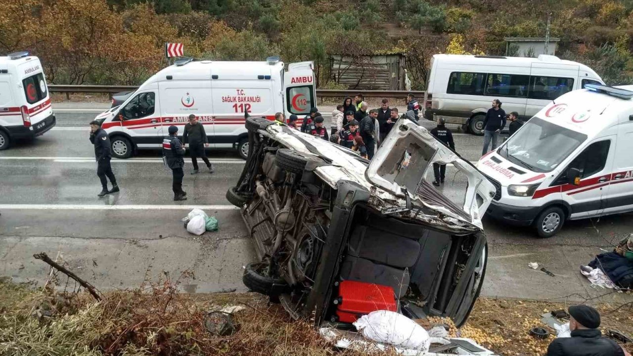 Osmaniye - Gaziantep yolunda yolcu minibüsü devrildi: 6 kişi yaralandı