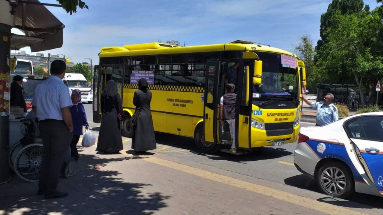 Gaziantep'te Özel Halk Otobüsü Rezaleti! Yağmur Altında Vatandaşları Yolda Bıraktılar!