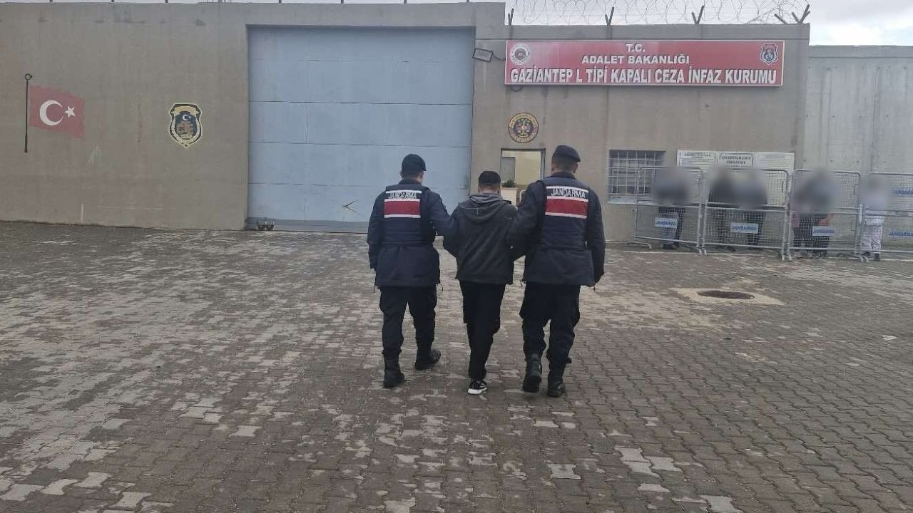 Gaziantep'te yol keserek yağma yapan firariyi jandarma yakaladı