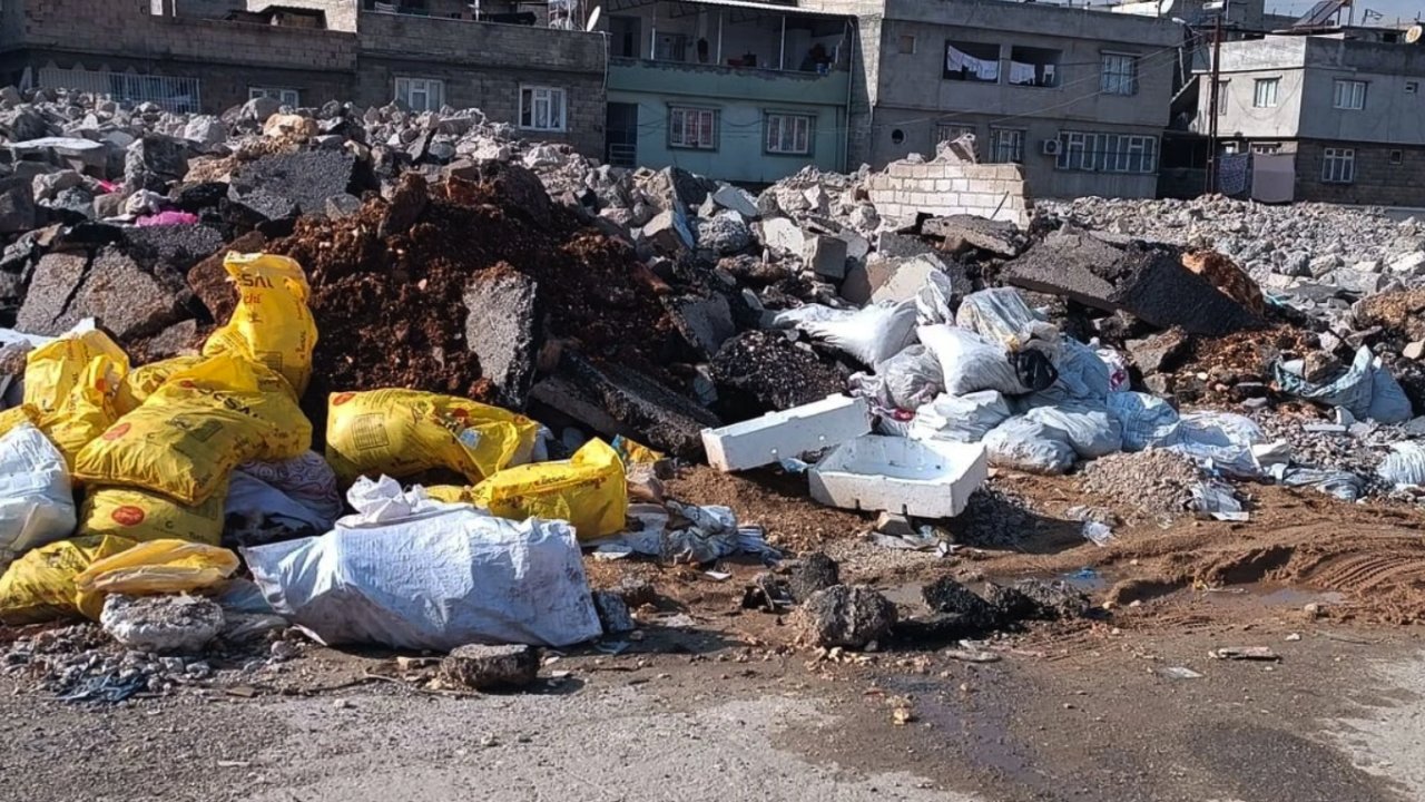 Gaziantep’te FIRAT MAHALLESİ'NDE ÇÖP VE ENKAZ İSYANI!