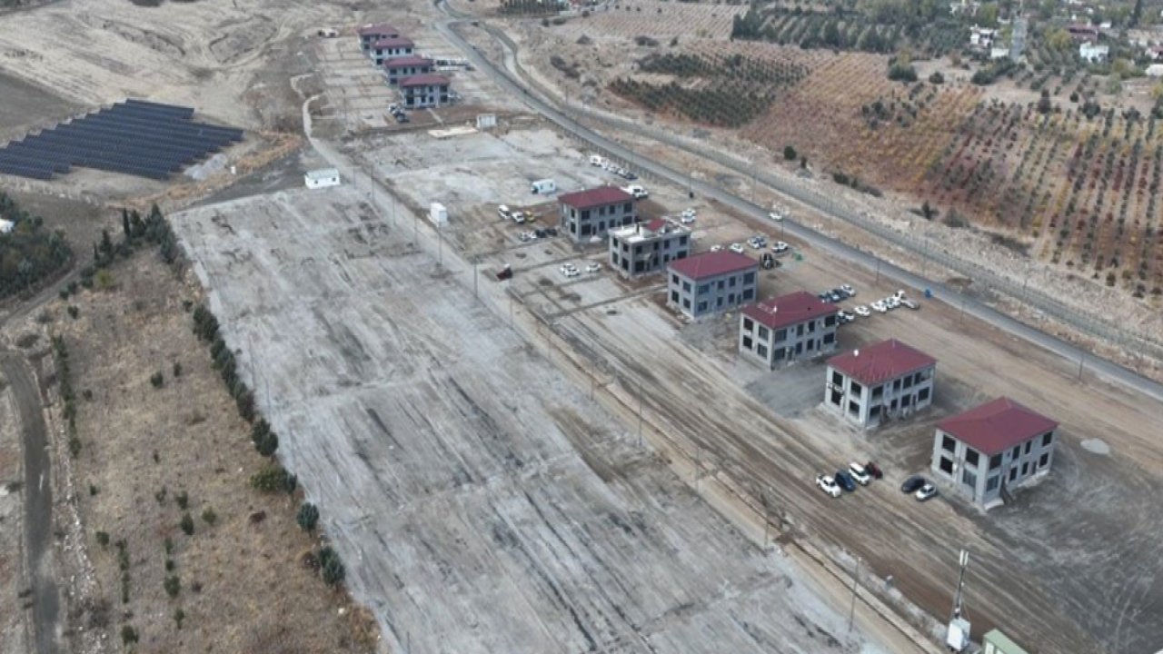 Gaziantep'te kalıcı konutlara yerleşen depremzedelerden boşalan konteynerler kaldırılıyor