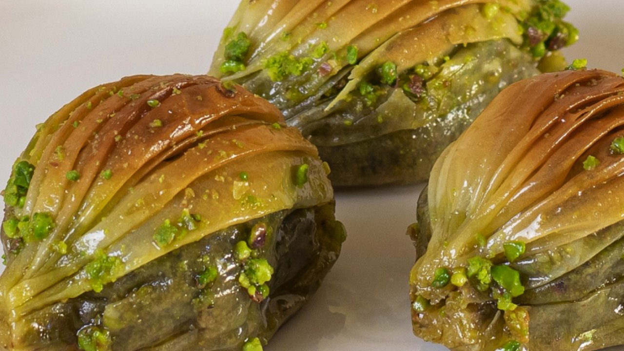 Midye Baklava Nedir? Efsane Tatlıyı Keşfedin