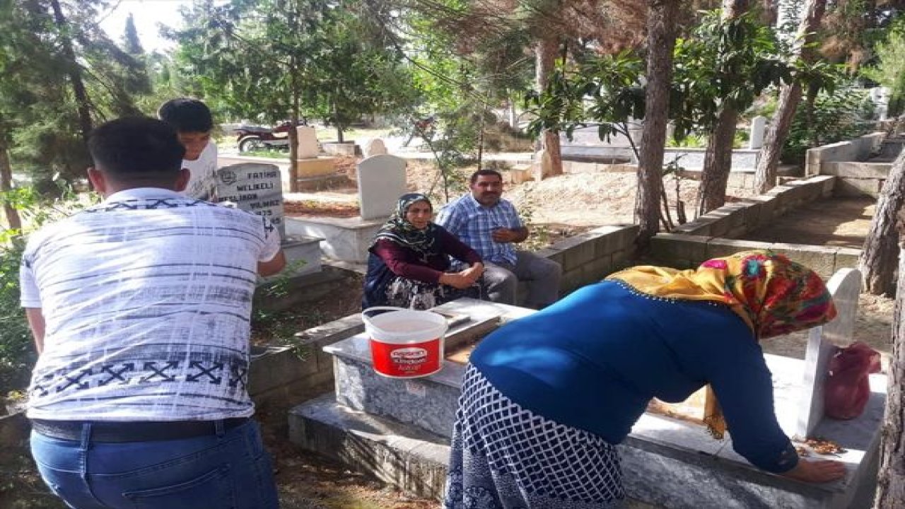 Vatandaşlar, şehitlerin ve yakınlarının mezarlarını ziyaret etti