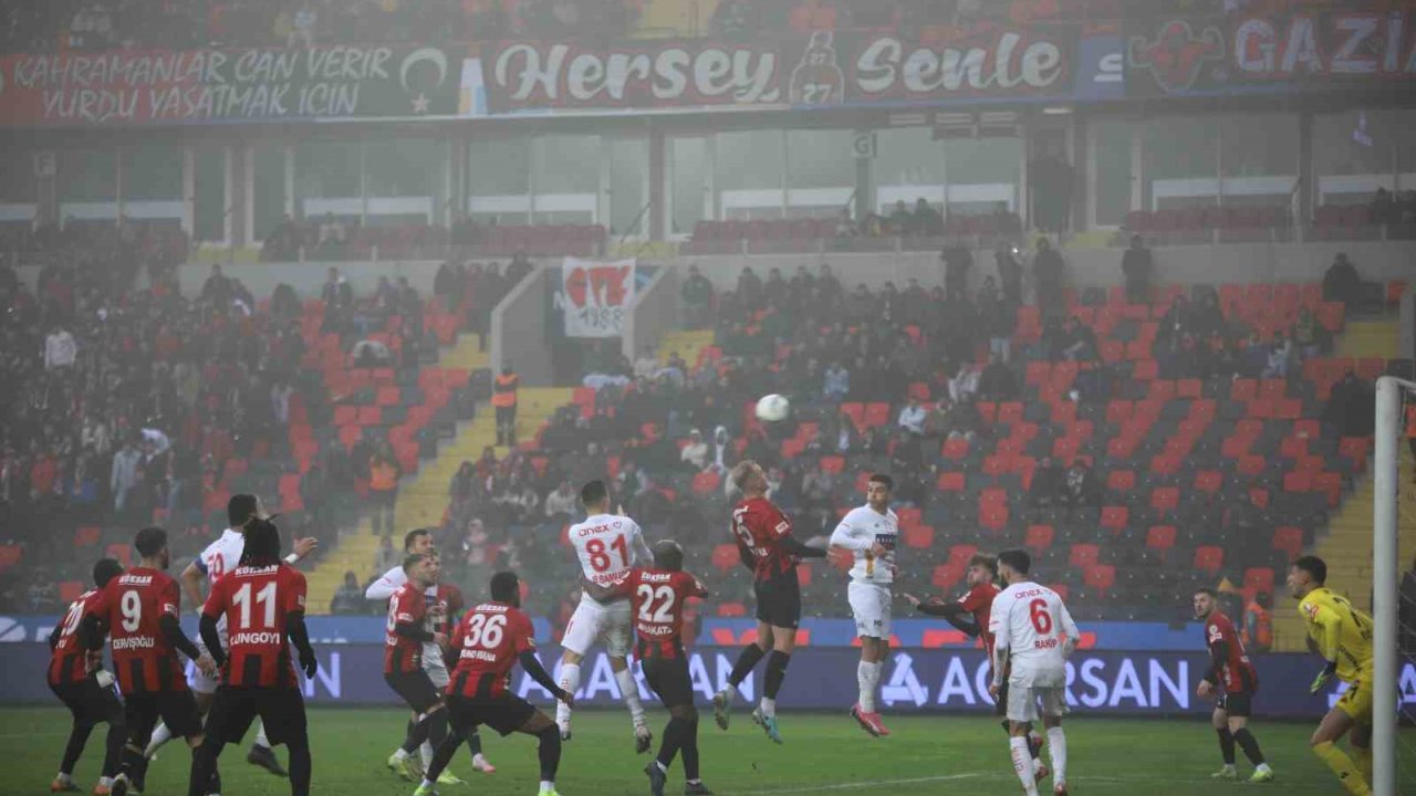 Gaziantep FK zorlu Onvo Antalyaspor karşılaşmasından 3 puanla ayrıldı! İşte Maçın Hikayesi