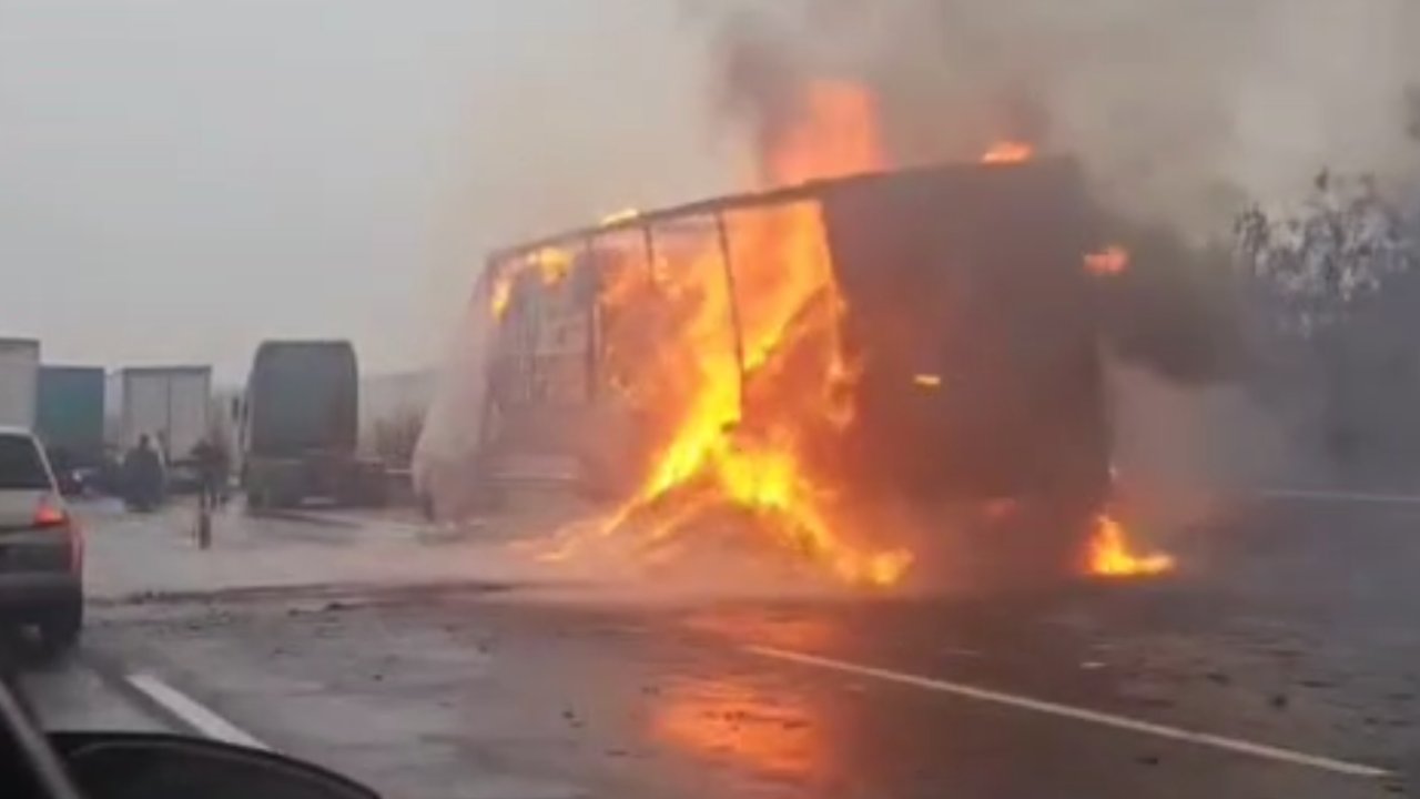 Gaziantep Otoyolunda Dehşet! Alev Alev Yanan Tır Paniği