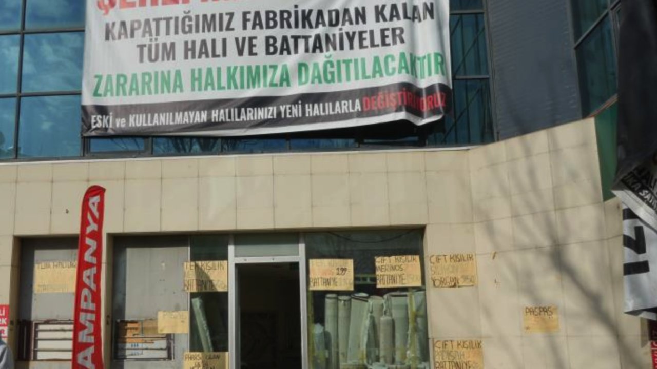 Gaziantep'te Batan Halı Fabrikasının İlginç Pankartı: 'Şerefimizle Battık!'