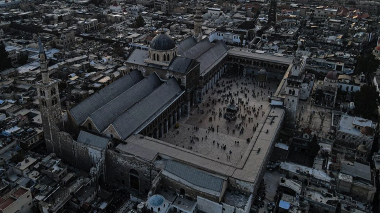 Emevi Camisi'nin halısı yün ve bordo renk olacak