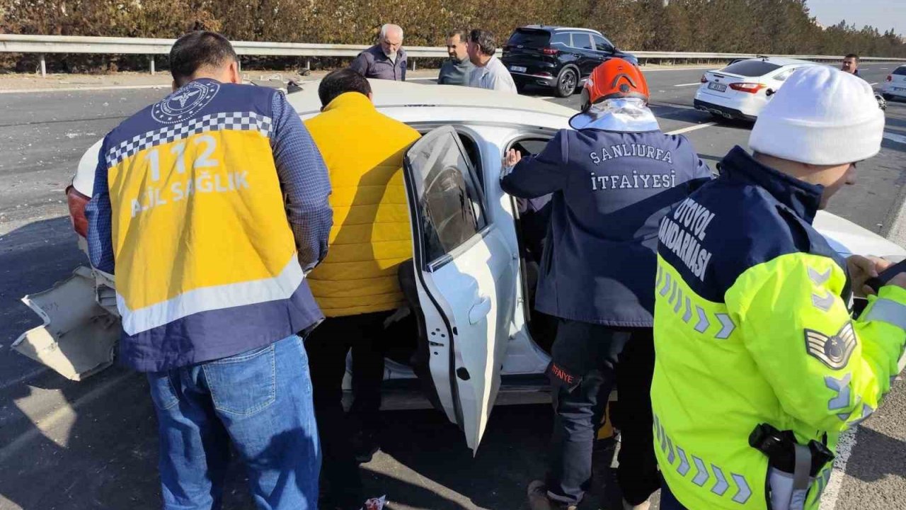 Şanlıurfa-Gaziantep yolu'nda otomobiller çarpıştı: 12 yaralı