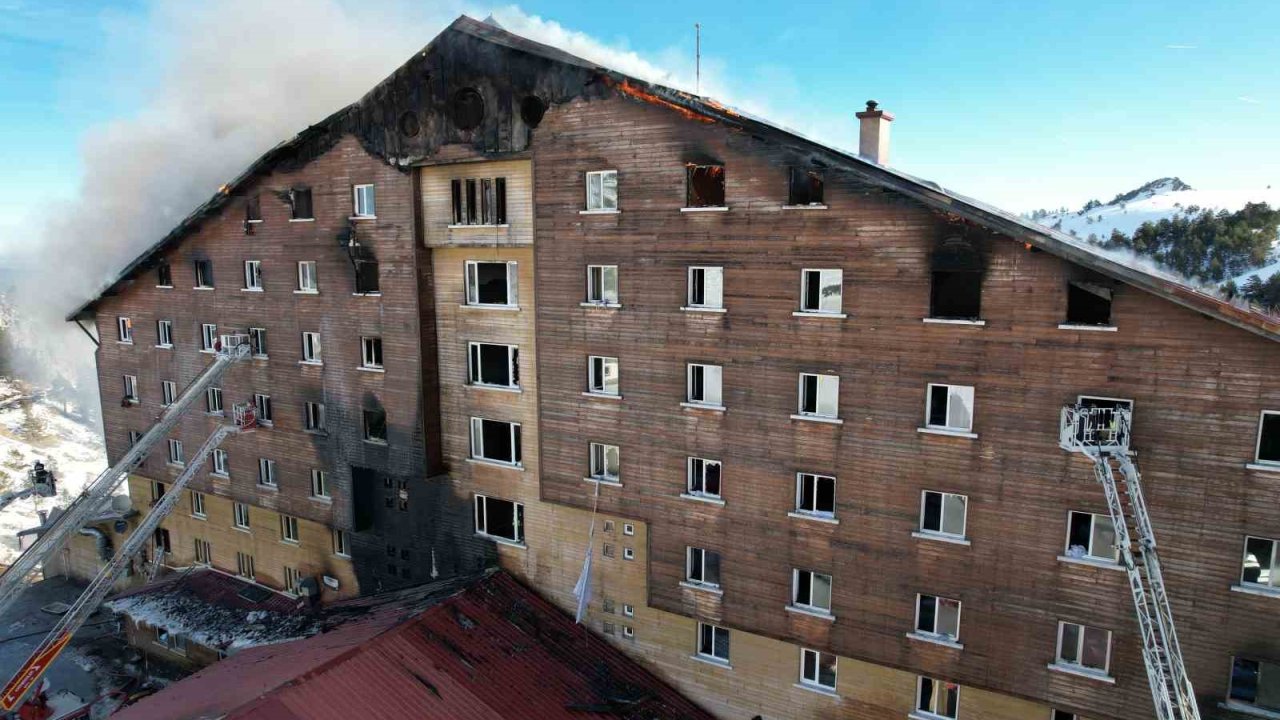 Kartalkaya Kayak Merkezi'nde yangının çıktığı otel havadan görüntülendi.