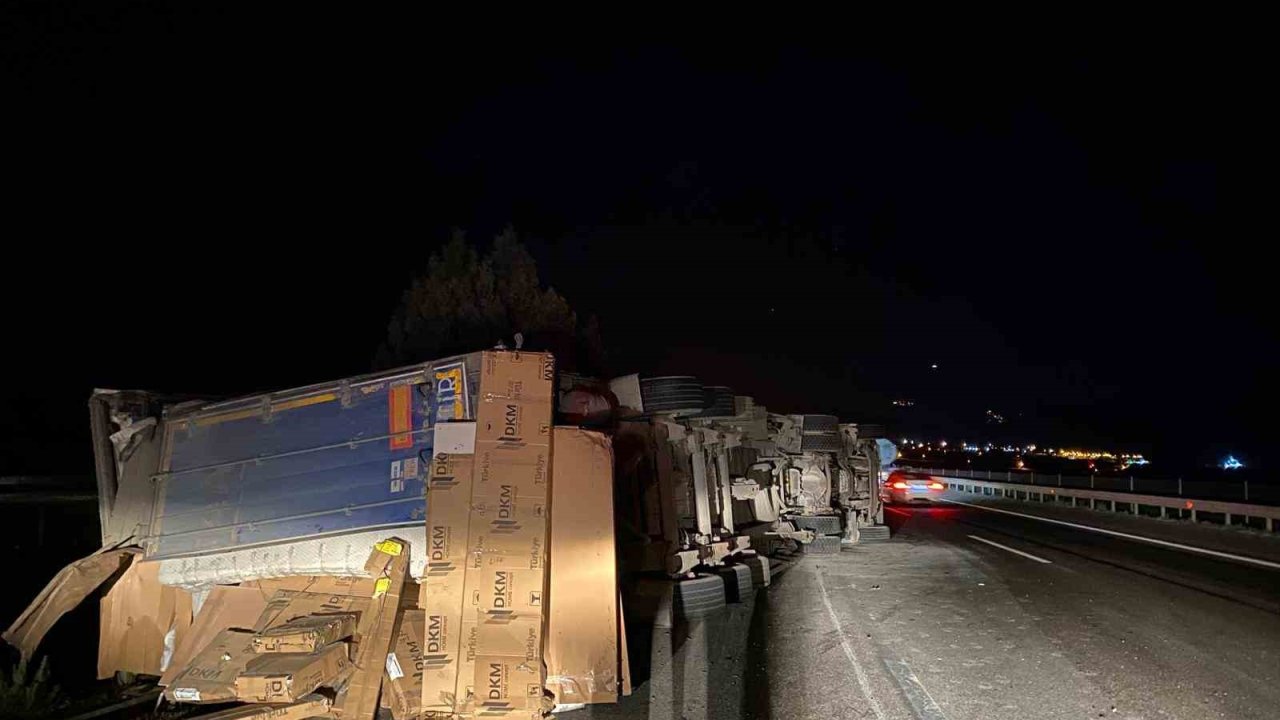 Gaziantep otoyolu'nda devrilen tırda yangın: 1 yaralı