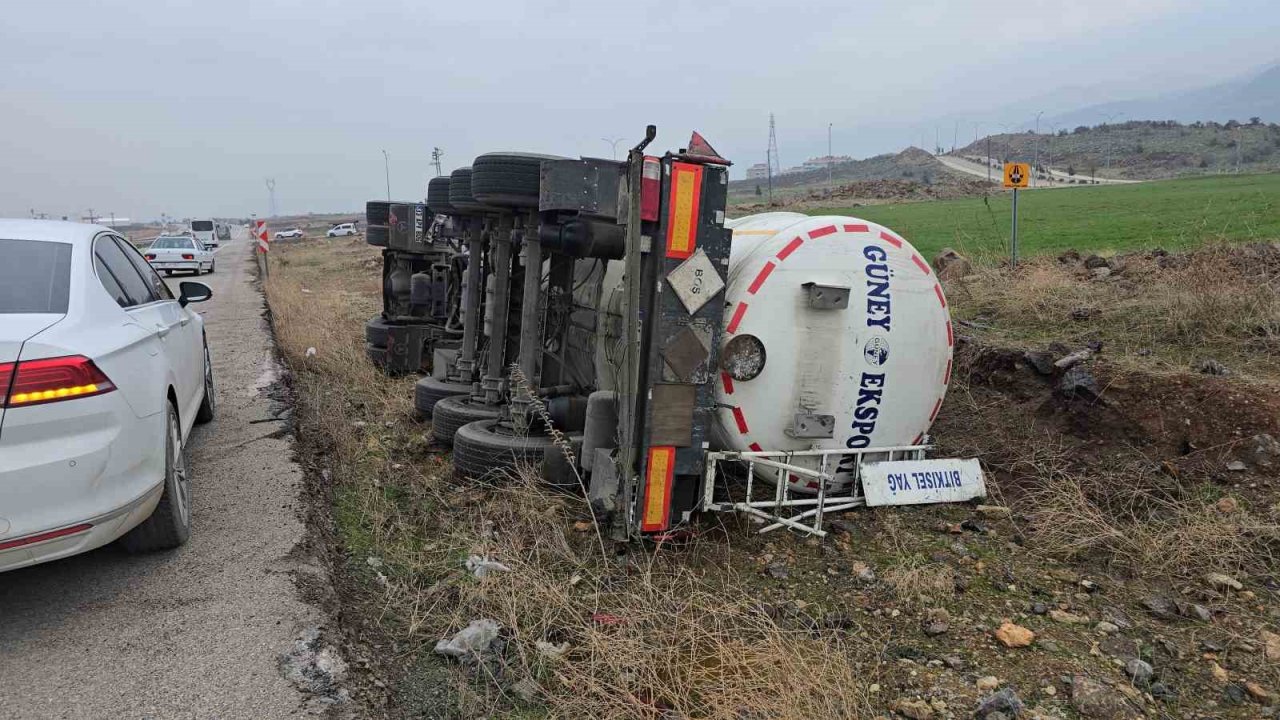 Gaziantep’te bitkisel yağ dolu tanker yan yattı