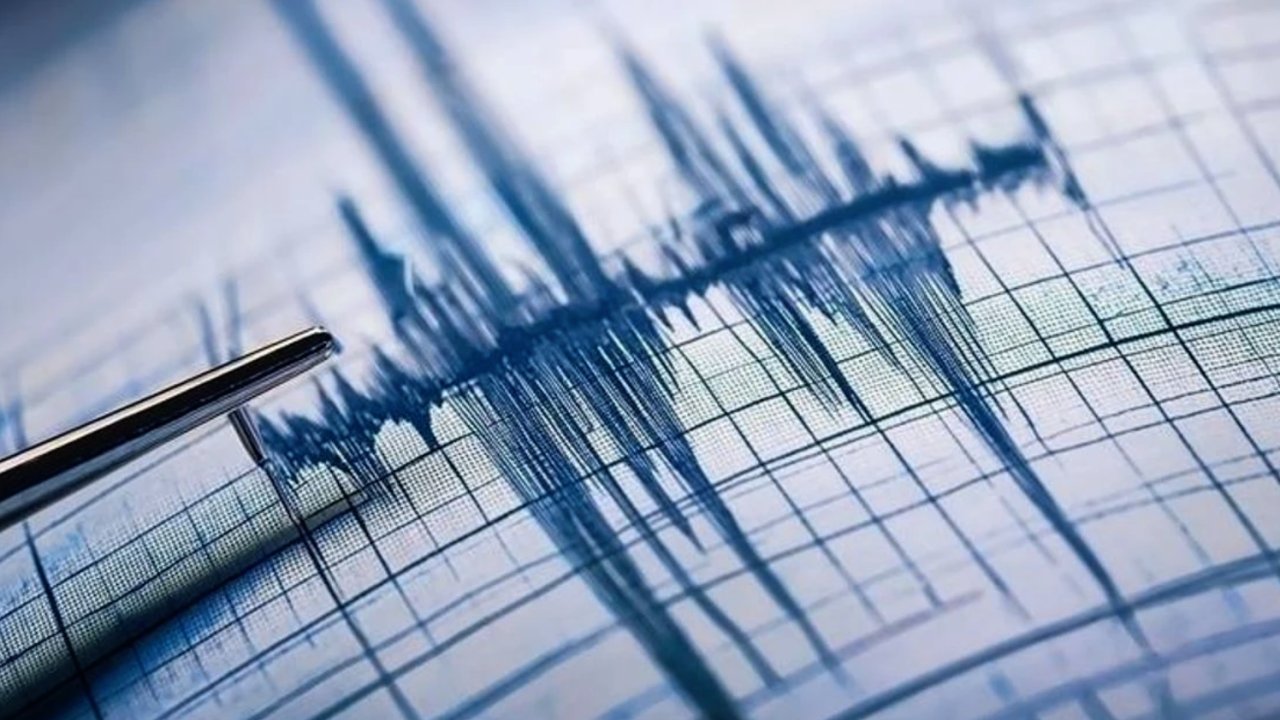 Santorini, 5.3 büyüklüğündeki depremle sarsıldı