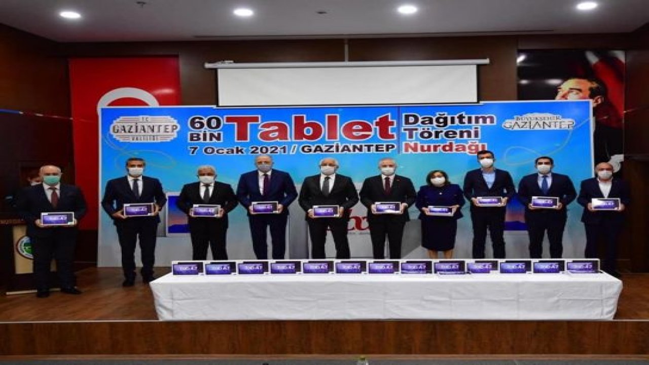 Nurdağı ilçesinde ihtiyaç sahibi öğrencilere tablet dağıtıldı