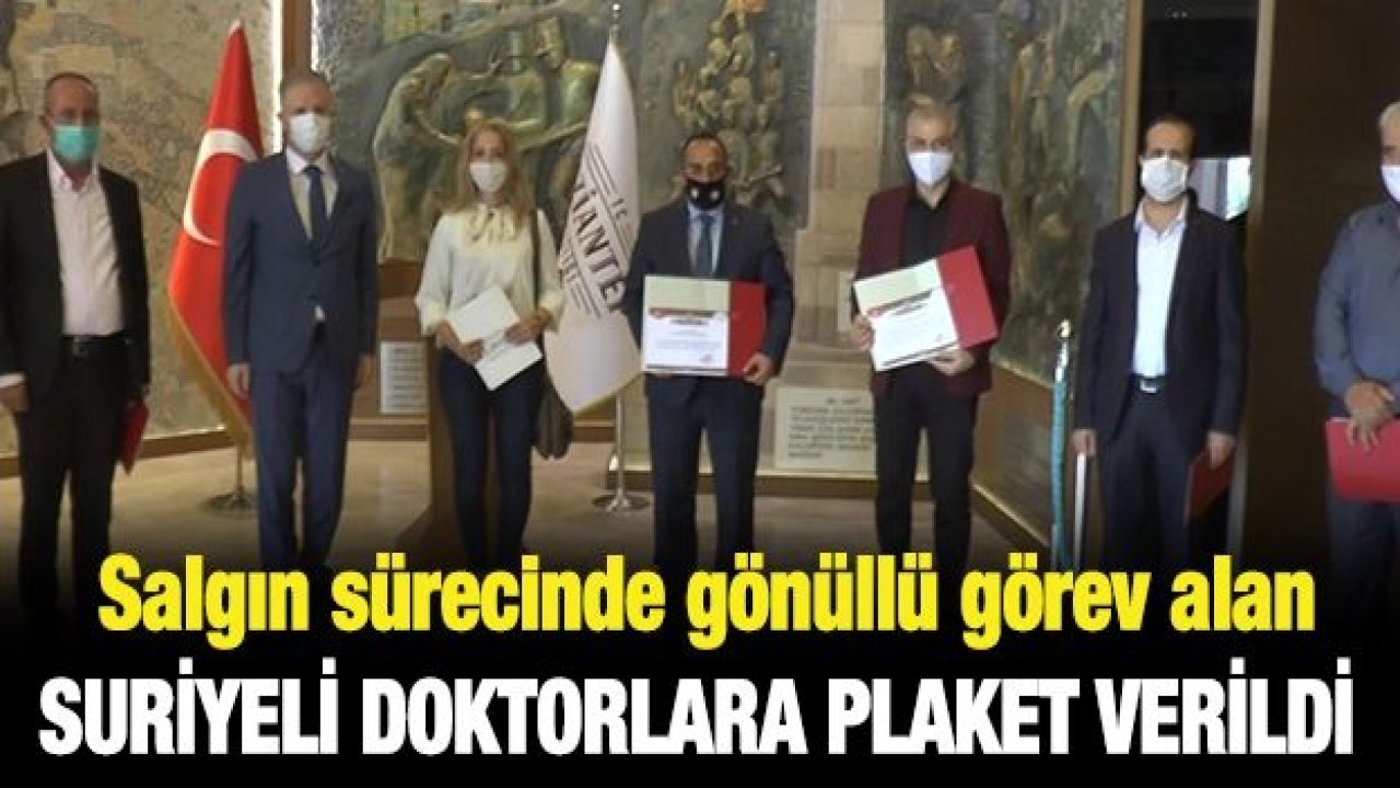 Salgın sürecinde gönüllü görev alan Suriyeli doktorlara plaket verildi