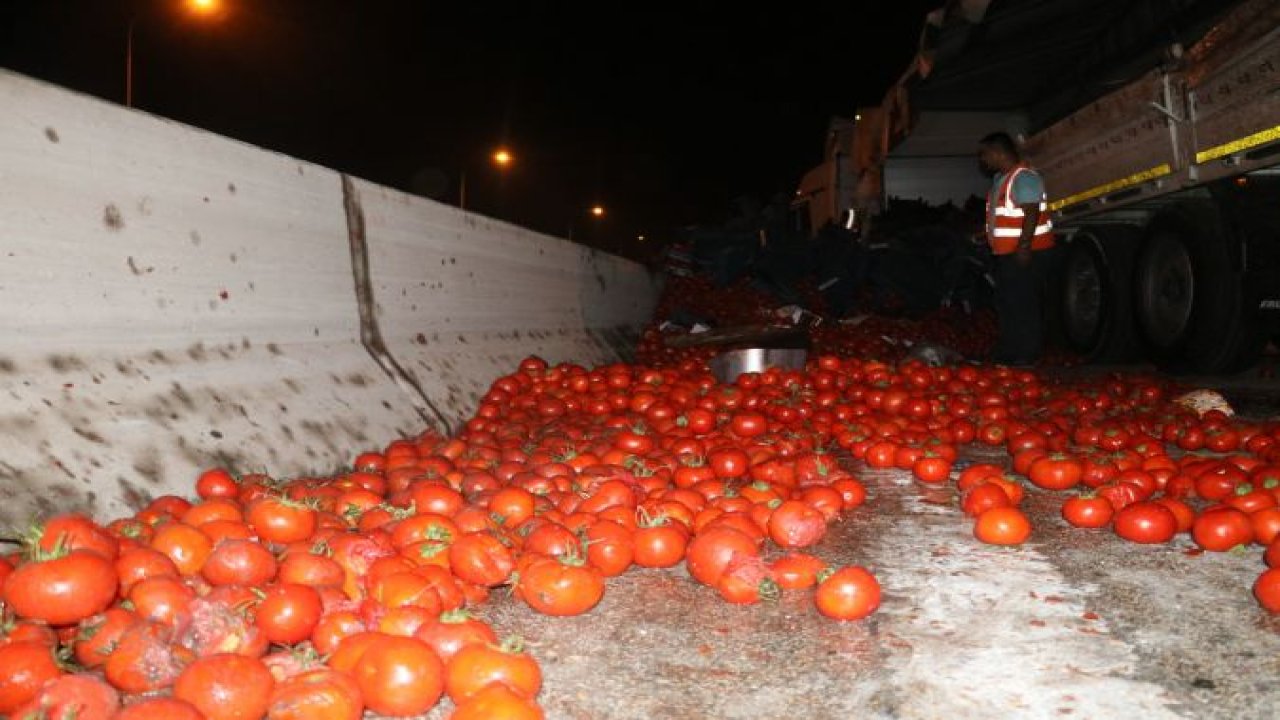 Domates yüklü tır devrildi