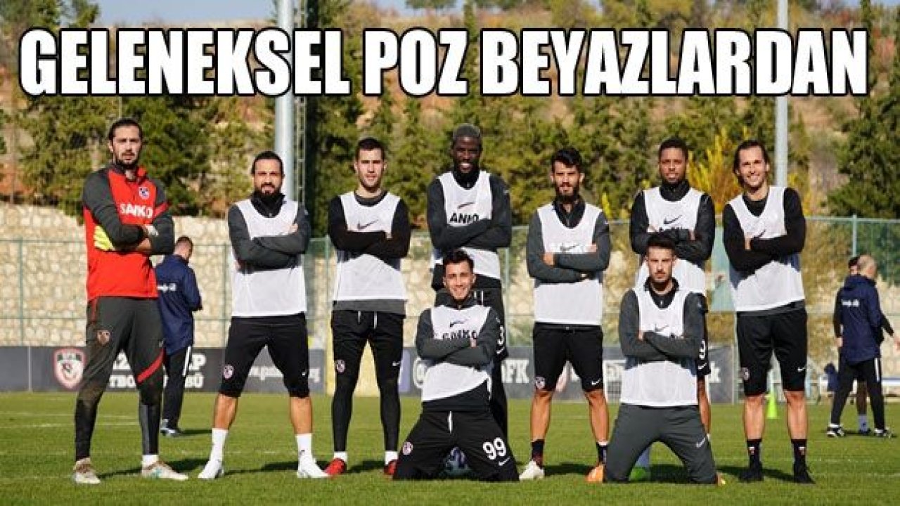 Geleneksel poz beyazlardan!