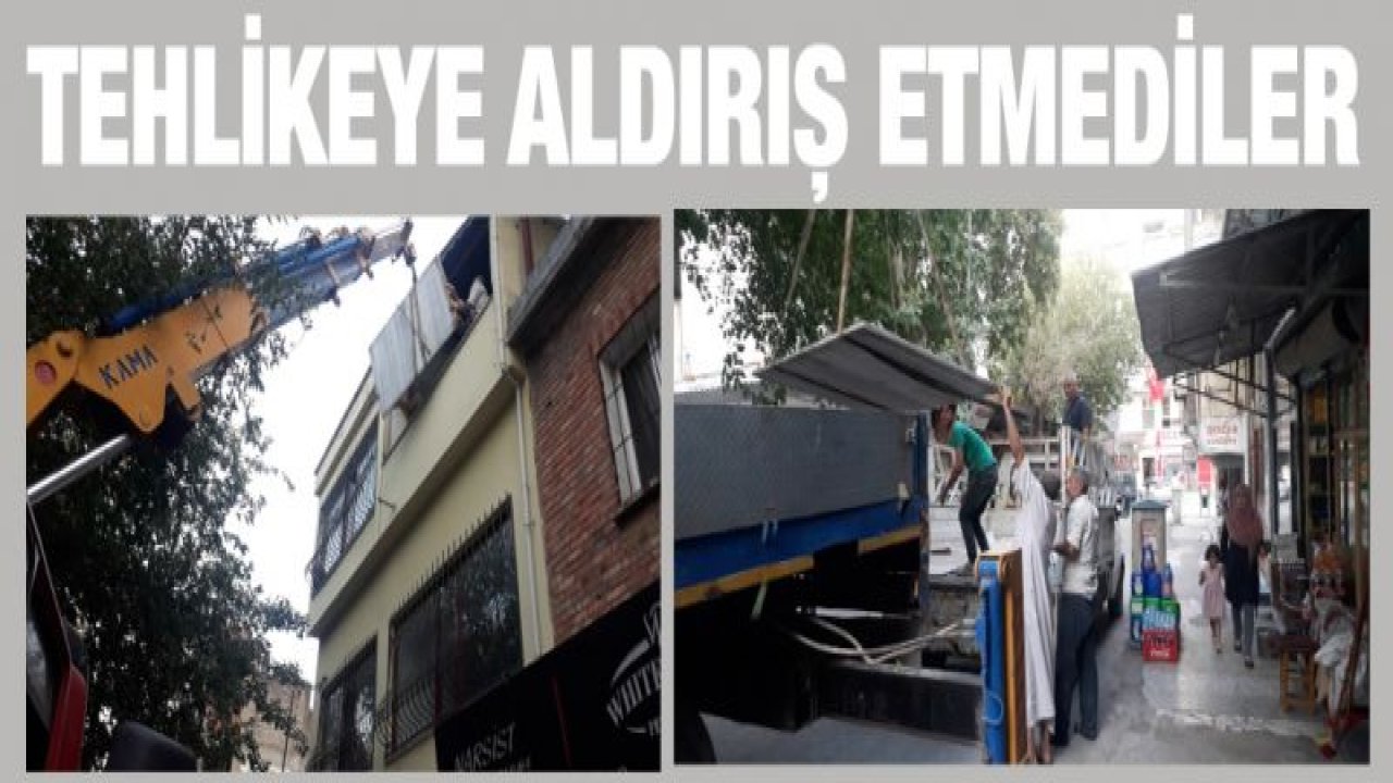 Tehlikeye aldırış etmeden yüzlerce kiloluk yükün altından geçtiler