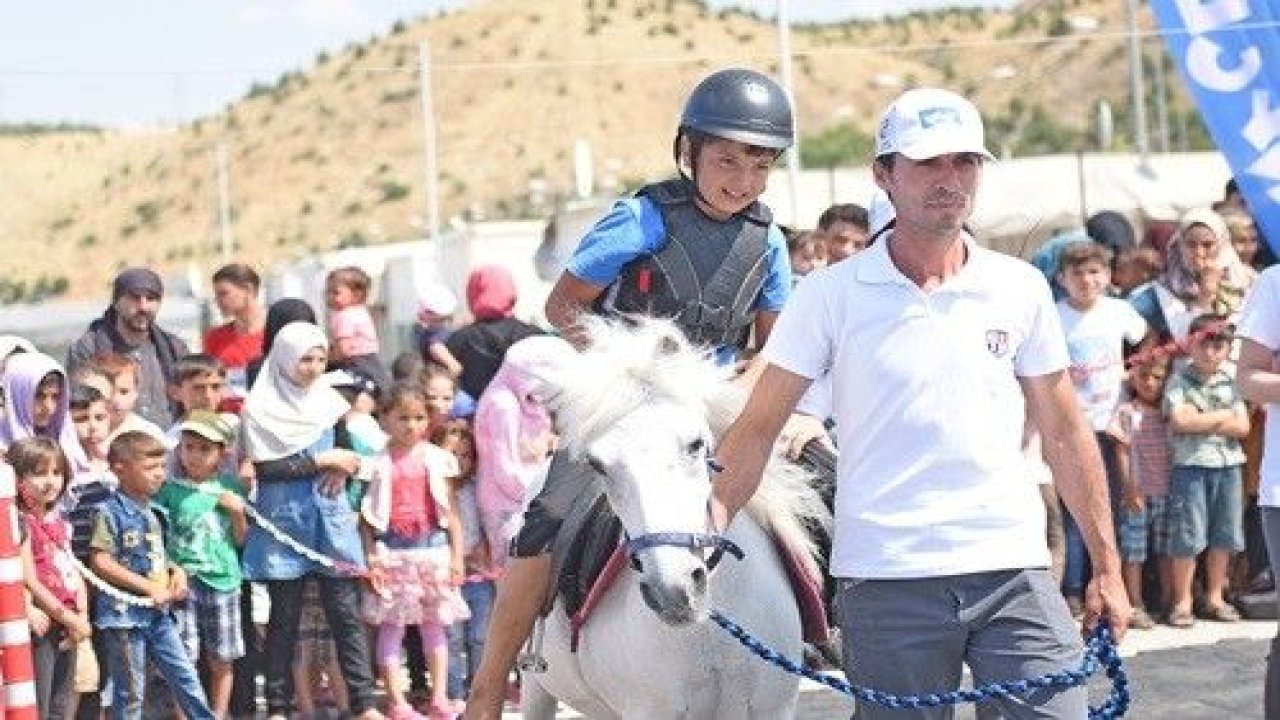 Mülteci çocuklar gönüllerince eğlendi