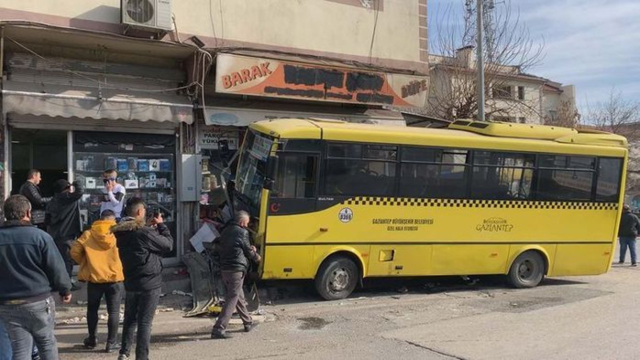 Video İzle...Son dakika...Gaziantep'te Halk otobüsü faciası  Işık ihlali yapan halk otobüsü iş yerine daldı: 1 ölü, 1 yaralı