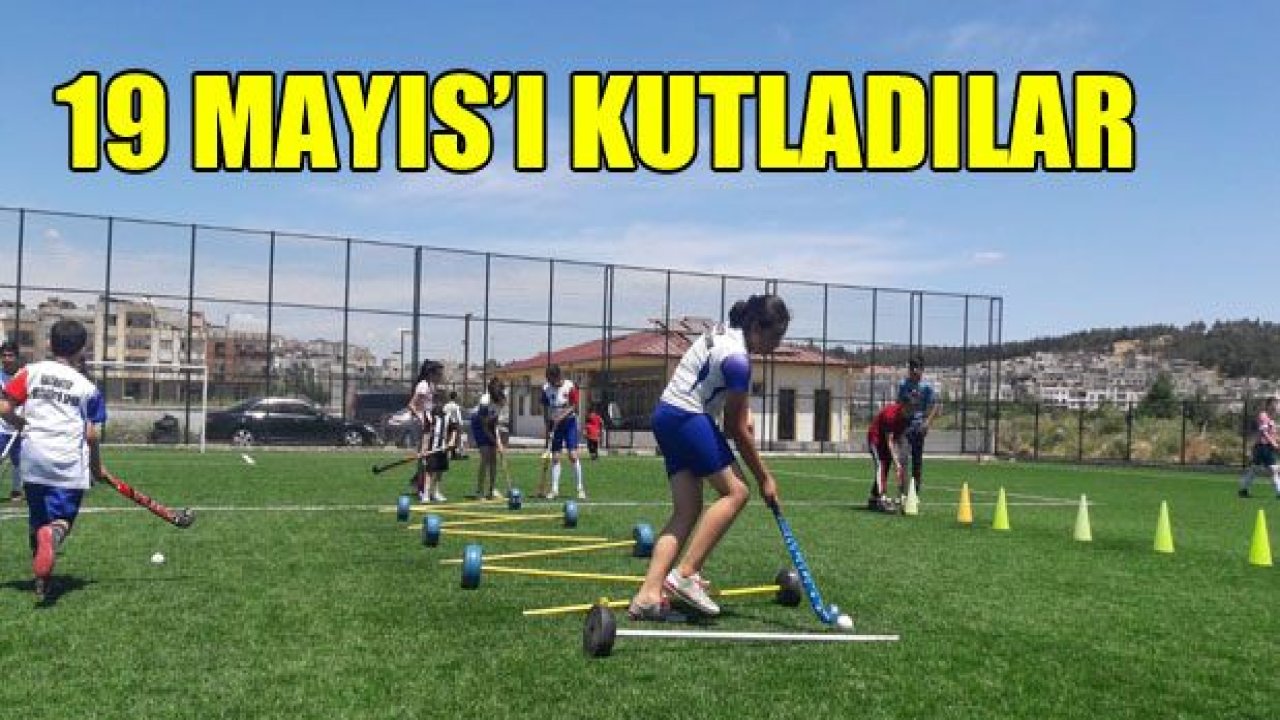 Başarılı hokeyciler 19 Mayıs'ı kutladı