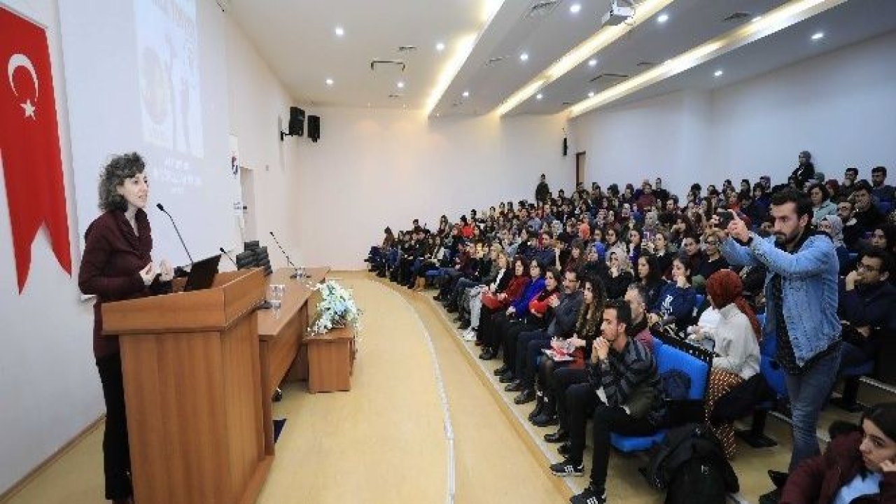 GAÜN'de ‘İyi Aile Yoktur' konferansı