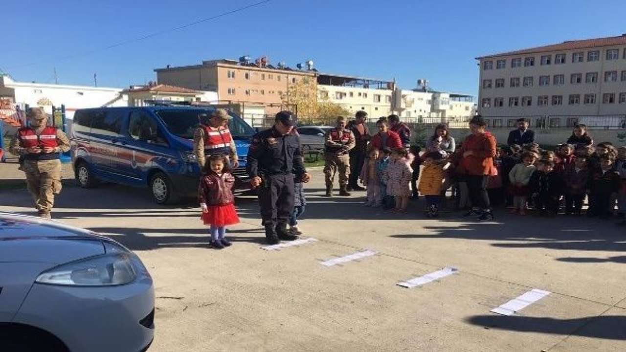 Nurdağı'nda jandarma miniklere trafik eğitimi verdi.