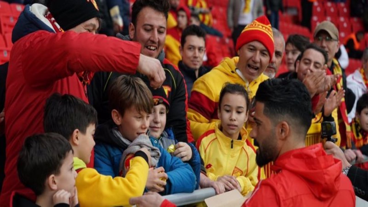 GÖZTEPE TARAFTARINA BAKLAVA İKRAM ETTİLER