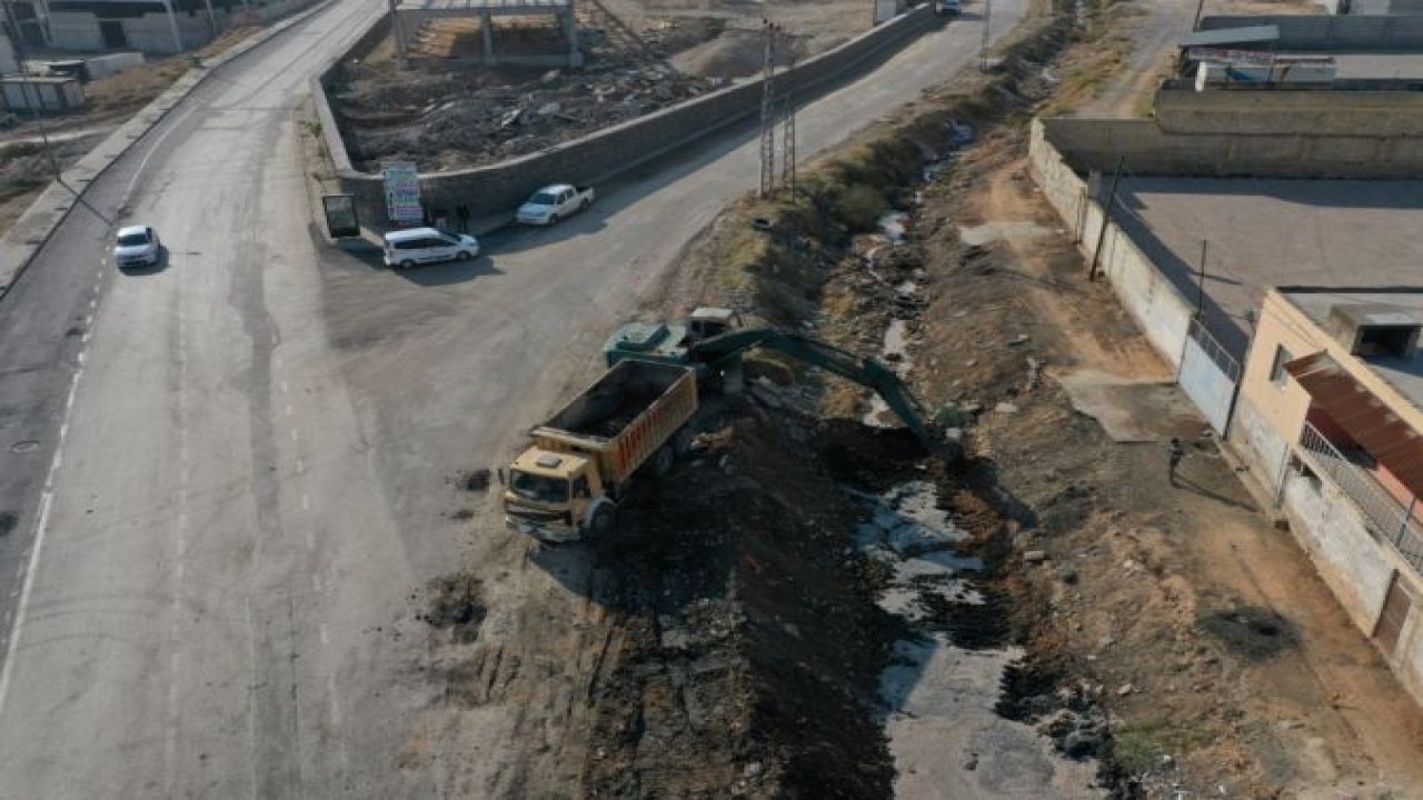 Nizip'te belediye ekiplerinden Taşbaş Deresi'nde temizlik çalışması