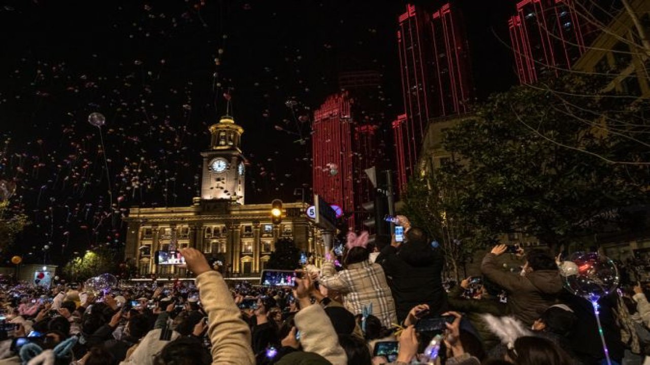 Video İzle...Covid-19'un ilk ortaya çıktığı Wuhan'da halk yılbaşında kent merkezini doldurdu