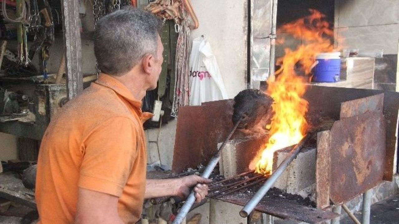 Kurban kelleleri demirci ustaları tarafından ütülüyor