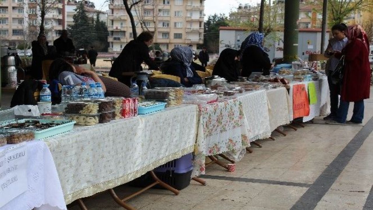 Kadınlar el emeği ile yaptıklarını satıp ev ekonomisine katkı sağlıyor