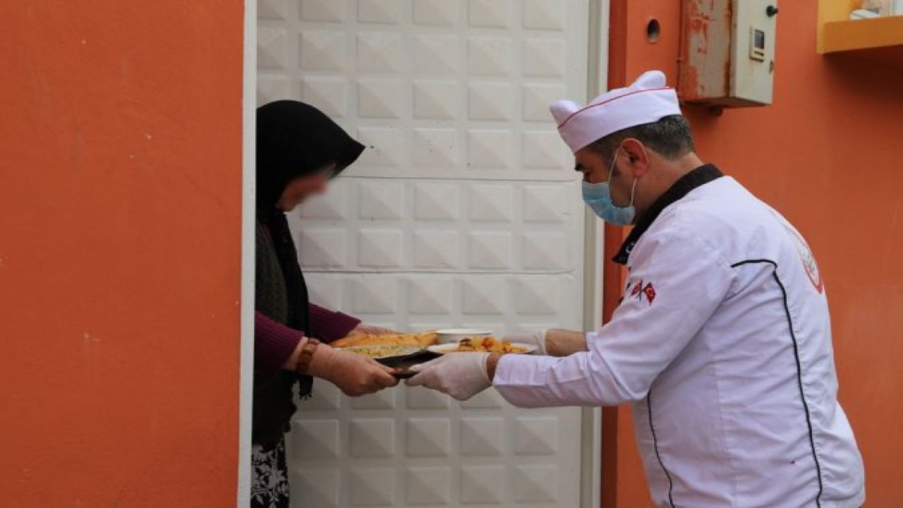 Oğuzeli’nde sıcak yemek dağıtımları sürüyor